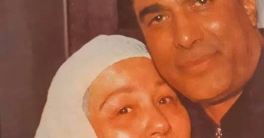 صورة نادرة لـ أحمد زكى مع حماته والدة الراحلة هالة فؤاد .. فى ذكرى ميلاده