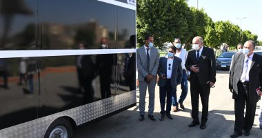 محافظ قنا يعاين إنتاج أول نموذج محلى لعربة متنقلة لتقديم المأكولات تمهيدا لطرحها للشباب 