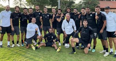 عصام الحضرى ينشر صورة برفقة لاعبى المنتخب وكارلوس كيروش