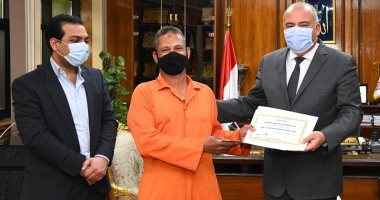 محافظ قنا يكافئ عمال نظافة لتفانيهم في العمل.. صور