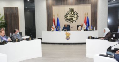وزير التنمية المحلية ومحافظ أسوان يلتقيان أهالى أسوان المتضررين من أزمة السيول