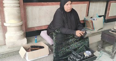"أم أسماء" نموذج مضىء للمرأة المكافحة.. تلمّع الأحذية بشوارع الشرقية لإعالة بناتها.. زوجها توفى بمرض الفشل الكلوى فخرجت للإنفاق على 4 صبايا من "صندوق ورنيش".. وتؤكد: ألحقتهم بالجامعة لأن تعليم البنت كفدان ورث
