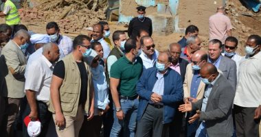 وزير التنمية المحلية لمتضررى سيول أسوان: جايلكم برسائل شخصية من الرئيس السيسى 