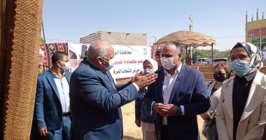 رئيس أكاديمية البحث العلمى يتفقد معرض الحرف اليدوية فى الوادي الجديد