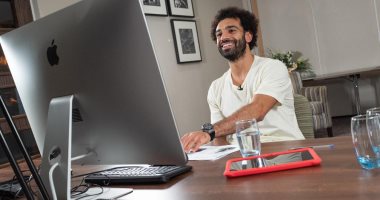 مؤسسة فودافون ومفوضية الأمم المتحدة لشؤون اللاجئين يتيحون برنامج للتعلم وصلاح سفير برنامج ”مدارس الشبكة الفورية“ يزور المدرسة ويتحدث مع الطلاب 