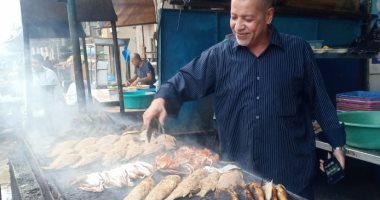 زيت ولمون وسنجارى.. طريقة السمك الإسكندراني على أصوله بسوق الطباخين.. فيديو 