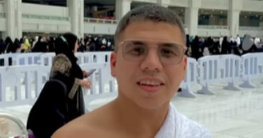 عمر كمال بملابس الإحرام أمام الكعبة المشرفة فى أحدث ظهور.. فيديو وصور