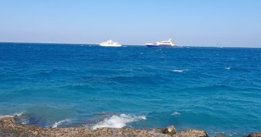 سرعة فى الرياح وارتفاع بالأمواج وسماء صافية فى البحر الأحمر.. لايف وصور