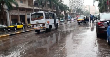 أمطار غزيرة تضرب الإسكندرية.. والمحافظة ترفع حالة الطوارئ.. لايف وصور