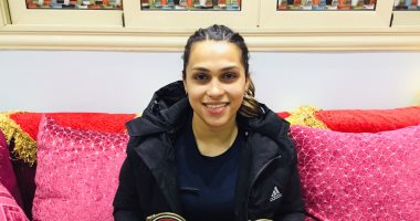 لحظة وصول آية سويلم من البرتغال عقب فوزها ببطولة العام للناشئين فى القوة البدنية.. لايف