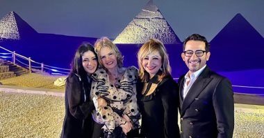 يسرا وأحمد حلمى ومنى زكى ولميس الحديدى أمام الأهرامات خلال زيارة الأمير تشارلز