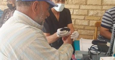 حياة كريمة بالبحر الأحمر.. الكشف على 309 مواطنين فى قافلة طبية بالزعفرانة