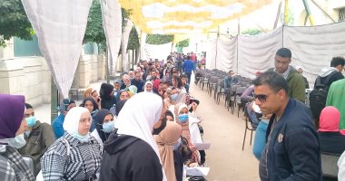 إقبال كثيف لطلاب جامعة القاهرة على النقطة المركزية للحصول على لقاح كورونا.. صور