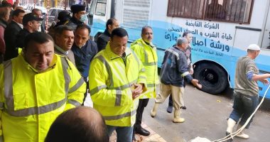 محافظ البحيرة بالمعطف الأصفر مع العمال لرفع آثار الأمطار بالشوارع.. فيديو