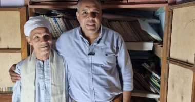 أديب محو الأمية.. عم أحمد تعلم الكتابة وكتب 500 قصيدة وقرأ 1400 كتاب.. لايف وصور