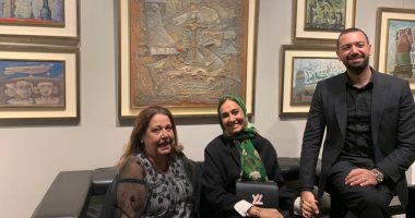 حلا شيحة بالحجاب فى معرض والدها "روح مصرية" بجاليرى بيكاسو.. صور  