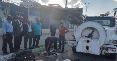 تسليك بالوعات الأمطار ومخرات السيول تحسبا لموجة الطقس السيئ بالإسماعيلية..صور
