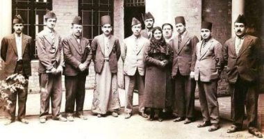 صورة قديمة لكوكب الشرق أم كلثوم مع عراقيين فى بغداد منذ 89 سنة