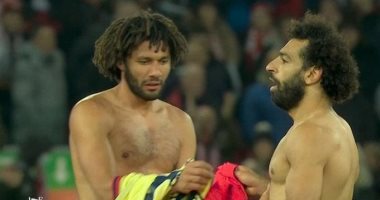ليفربول ضد أرسنال.. محمد صلاح يستبدل قميصه مع النني عقب المباراة "فيديو"