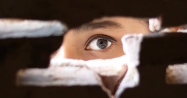 ابحث عن فضولى.. اعرف إزاى تكتشف الشخصية الفضولية وتتعامل صح معاها