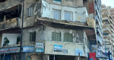 انهيار جزئى فى منزل آيل للسقوط بسبب الأمطار الرعدية بالإسكندرية.. لايف