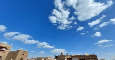 الغيوم تكسو سماء الأقصر وطقس بارد.. وعودة رحلات البالون الطائر "فيديو"