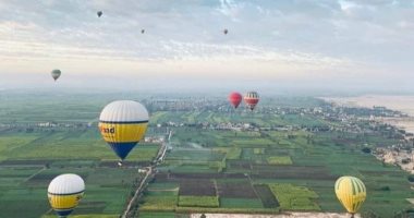 عودة رحلات البالون الطائر بـ650 سائحا أجنبيا بالبر الغربى بعد تحسن الطقس.. صور