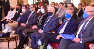 خبير دولى يستعرض استراتيجية التواصل مع المصريين بالخارج ويقدمها لوزارة الهجرة