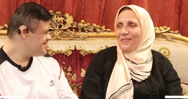 ماكنش بيتكلم وبعد 33 سنة على خشبة المسرح بيغنى.. "كريم" حكاية نجاح