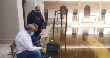 المدارس ترفع تجمعات المياه بعد سقوط الأمطار استعدادا لعودة الدراسة غدا.. صور