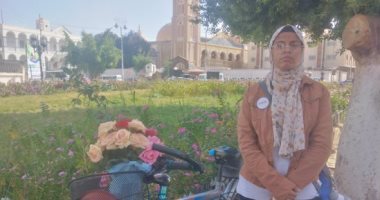 يا ورد مين يشتريك.. "آية" طالبة قناوية توصل الورد بدراجتها دليفري للزبائن.. لايف