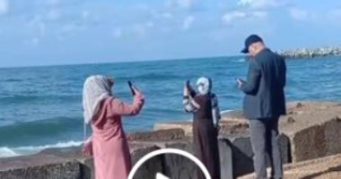 ناس هايصة وناس لايصة.. الإسكندرانية يلتقطون صورا تذكارية مع الطقس السيئ.. لايف