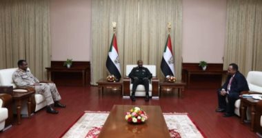 وكالة "سونا" تنشر أول صورة من لقاء حمدوك والبرهان وحميدتى بالقصر الرئاسى