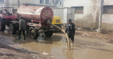 استمرار رفع حالة الطوارئ وسحب تراكمات مياه الأمطار بكفر الشيخ.. صور