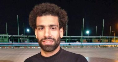 يخلق من الشبه 40.. ابن محافظة سوهاج صورة طبق الأصل من النجم العالمى محمد صلاح.. الأطفال يلتقطون السيلفى مع محمود عبد الظاهر.. وكليته تسمح له بترك شعره ولحيته للتطابق بينه وبين فخر العرب فى الشكل.. فيديو وصور
