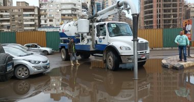 حى الدقى: شفط تجمعات مياه الأمطار من الشوارع الرئيسية لتسيير حركة المرور