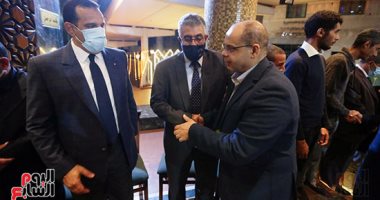 أكرم القصاص وكرم جبر يقدمان واجب العزاء فى وفاة والد عماد الدين حسين.. صور