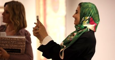 حلا شيحا عن معرض والدها: فنان عظيم أبدع بترك بصمة فريدة وفخورة أنى بنتك.. صور