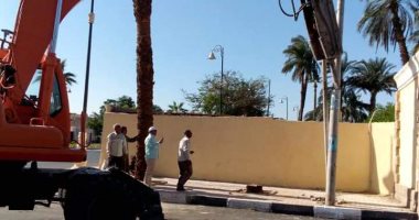 الأقصر ترفع عمود إنارة متهالك بمنطقة حى وسط وتواصل تطوير المدينة.. صور 