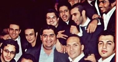 "إثبات إنى نجم الجيل".. أحمد الشامى يمازح جمهوره بصورة قديمة مع عدد من نجوم الفن