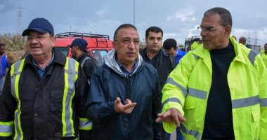 أمطار غزيرة وتعطيل الدراسة والعمل بالمصالح الحكومية بالإسكندرية.. انهيار جزئى لمنازل آيلة للسقوط وحريق يلتهم 28 سيارة لسوء الأحوال الجوية وتعطل المرور بالكورنيش.. ورجال المرور يساعدون قائدى السيارات..فيديو وصور