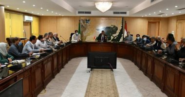محافظ الفيوم يناقش آليات تخفيض أسعار اللحوم والسلع الغذائية.. اعرف التفاصيل