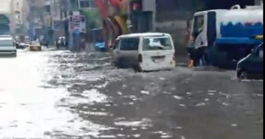 عشاق الشتا يجوا يشوفوا إسكندرية.. وقف طريق الحرية لارتفاع منسوب المياه.. فيديو