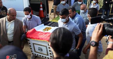 مع السلامة يا بكيزة هانم.. تشييع جثمان سهير البابلي إلى مثواها الأخير.. أشرف زكى ورامي رضوان ودنيا سمير غانم وأحمد بدير يشاركون في الجنازة.. علم مصر وآية الكرسي يحتضنان النعش.. صور وفيديو