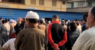 مشاهد حب بجنازة المعلم المتوفى بطابور المدرسة.. الطلاب يودعونه بالدموع (فيديو)