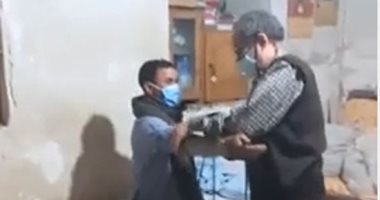 اللى مش معاه ما بيدفعش.. طبيب الغلابة بالمنيا بياخد 20 جنيها فى الكشف.. لايف