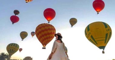 سحر الجنوب.. جميلات العالم يعانقن السماء ويشاهدن مصر الفرعونية بالأقصر من البالون الطائر.. رحلات تقل مئات السياح فجرا للاستمتاع بالطقس الدافئ..ورئيس تسويق السياحة: نستعد لتنظيم ماراثون بحضور 50 دولة.. صور