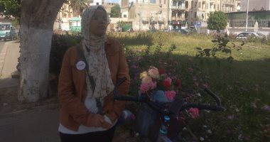 يا ورد مين يشتريك.. طالبة قناوية تتحدى عادات الصعيد وتؤسس مشروعا خاصا لزراعة الورد فى" البلكونة".. آية أنور تبيع الريحان والفل والورد الجورى والبلدى وعباد الشمس والصبار.. والتوصيل "دليفرى" بدراجتها.. فيديو