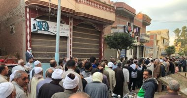 الحزن يخيم على قرية ميت فارس.. وفاة معلم أثناء طابور الصباح بالدقهلية.. قدم رسالته التعليمية والتربوية فى أبهى صورة.. وظل يعلم الأجيال لآخر نفس.. وطلابه ومحبوه يودعونه بالدموع فى مشهد جنائزى مهيب