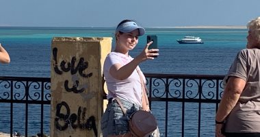 "خد لك صورة من فوق".. إقبال كبير من السياح على كورنيش الغردقة.. لايف
